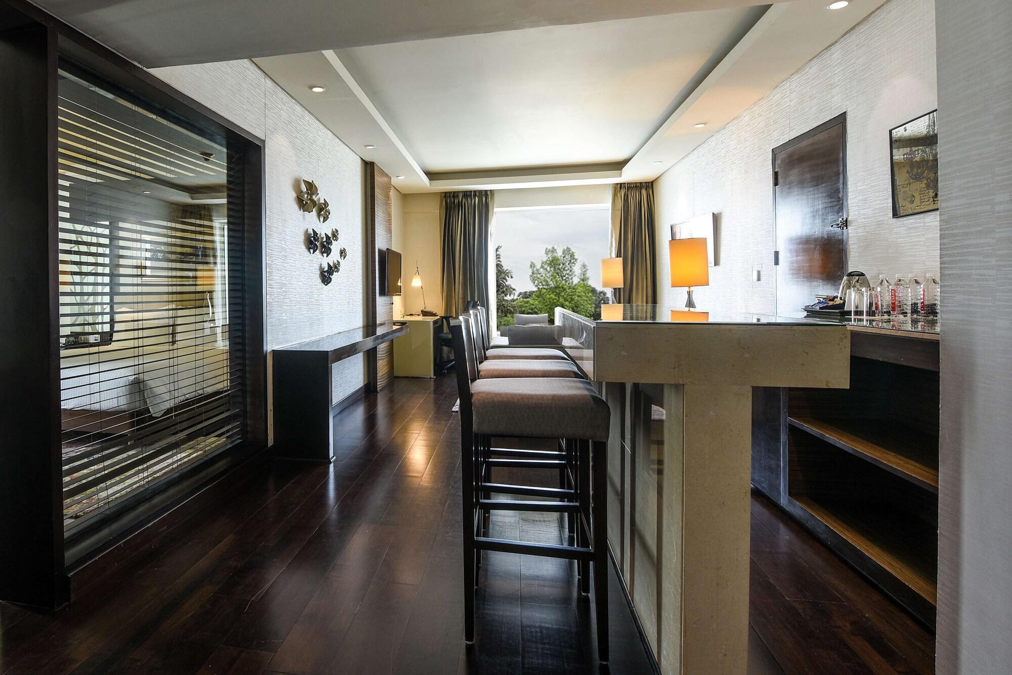 Doubletree By Hilton Gurugram Baani Square Ξενοδοχείο Γκουργκάον Εξωτερικό φωτογραφία