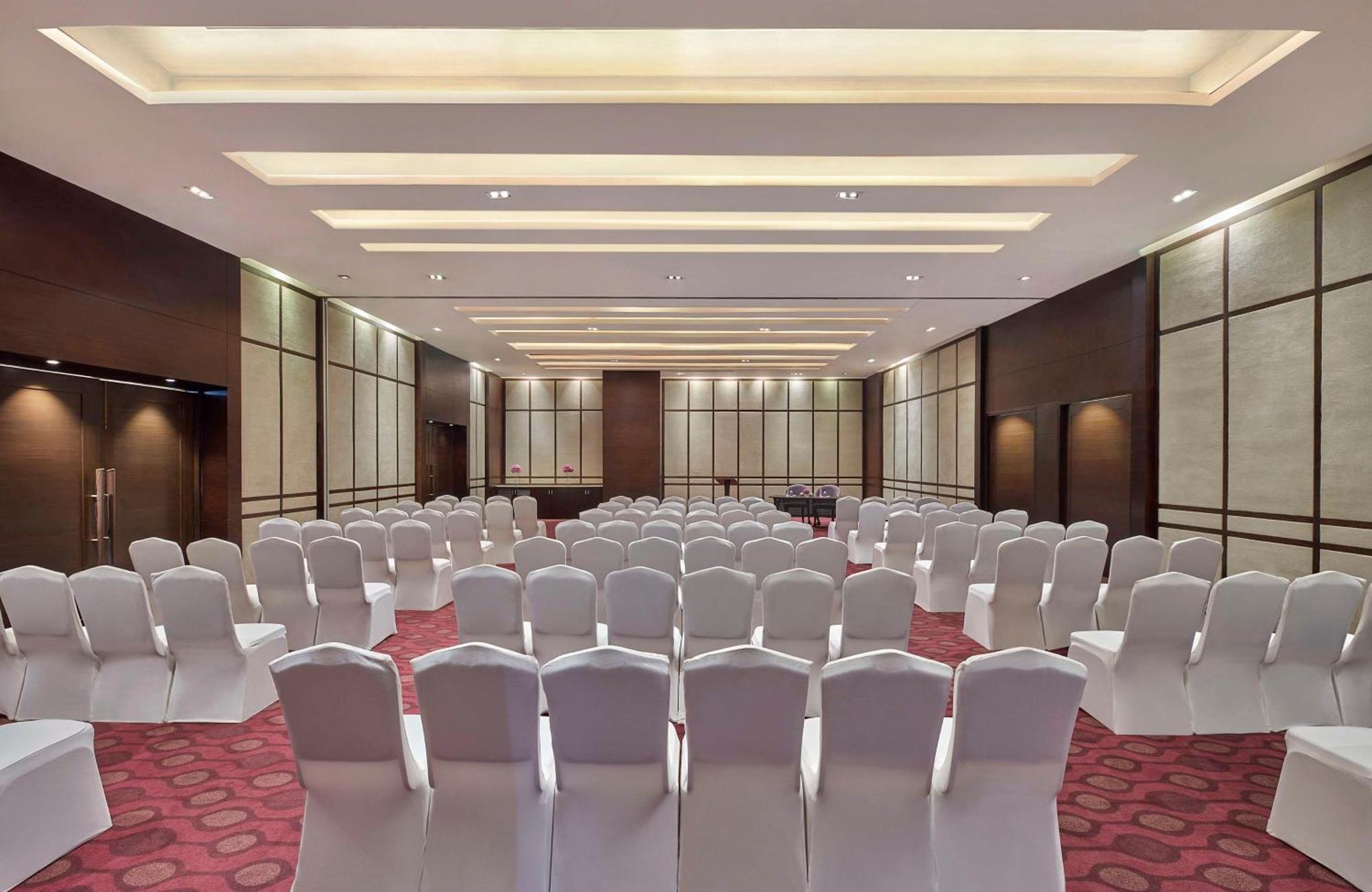 Doubletree By Hilton Gurugram Baani Square Ξενοδοχείο Γκουργκάον Εξωτερικό φωτογραφία